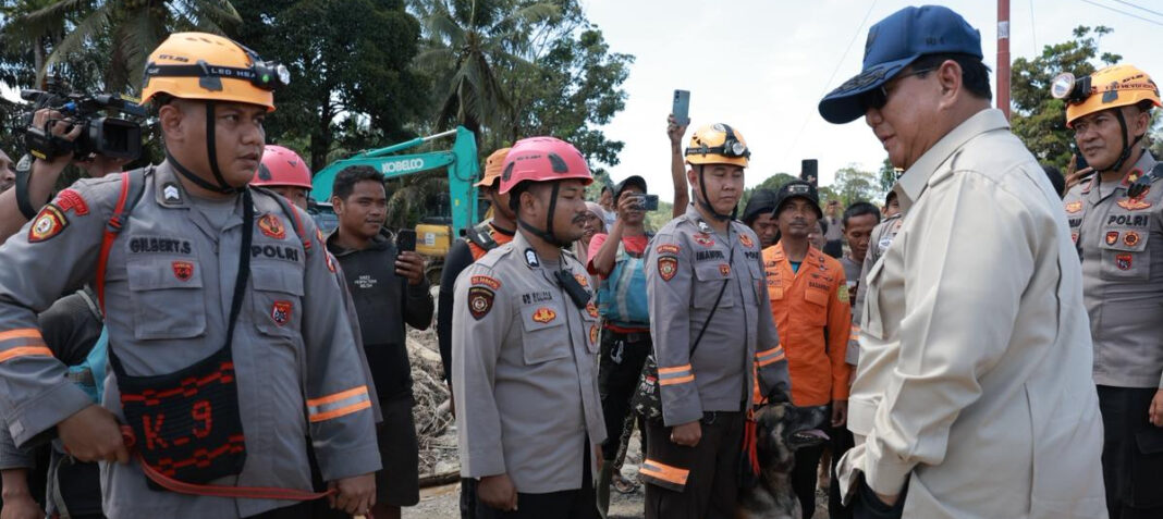 Presiden RI Prabowo Subianto sempat menghentikan laju mobil kepresidenan saat dalam perjalanan menuju jembatan bailey Sungai Garoga, Batang Toru, Tapanuli Selatan, Rabu (31/12/2025) untuk menyapa beberapa petugas polisi yang masih bekerja dengan anjing K-9 untuk terus mencari korban hilang di wilayah itu.